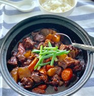 Cantonese Style Beef Brisket Stew萝卜牛腩煲